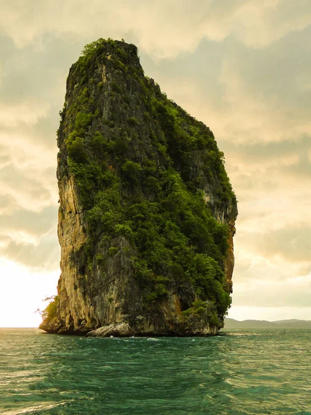 Solitaire Kalksteen Gelegen Baai Van Phang Nga Andaman Zee Thailand — Stockfoto