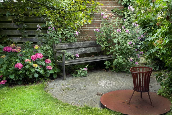 Natuurlijke Landelijke Tuin Met Bank Open Haard Veel Bloemen Zomer — Stockfoto