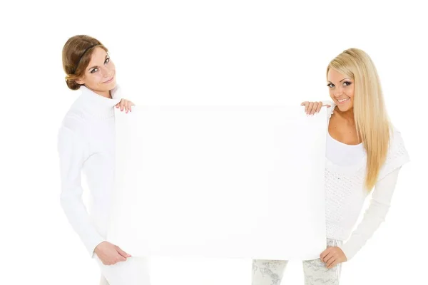 两个年轻漂亮的女人穿着冬衣 白底白板上的文字 — 图库照片