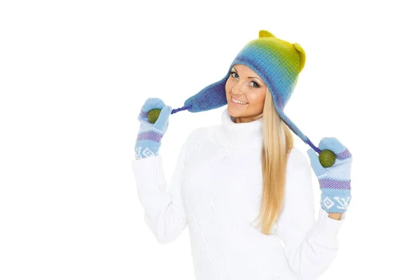 Kışlık Giysiler Içinde Genç Mutlu Bir Kadın Beyaz Bir Arka — Stok fotoğraf