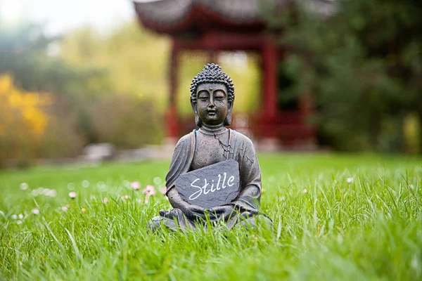 Buddha Szobor Zen Kertben — Stock Fotó