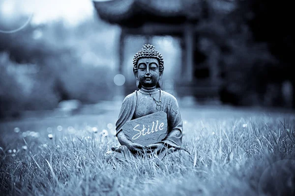 Buddha Szobor Parkban — Stock Fotó