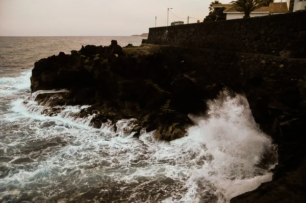 Крушение Сильных Волн Вулканическом Побережье Канарских Островов Тенерифе — стоковое фото