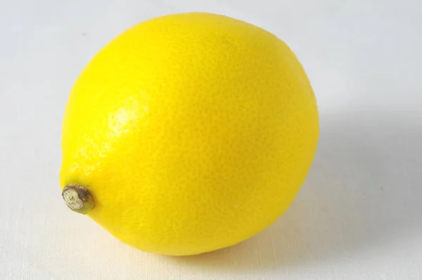 Mycket Mogen Frisk Citron Vit Bakgrund — Stockfoto