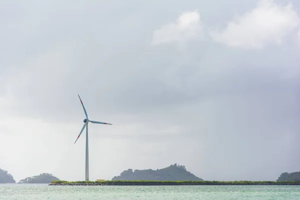 Moinho Vento Uma Faixa Costeira Offshore Pelo Mar Céu Nublado — Fotografia de Stock