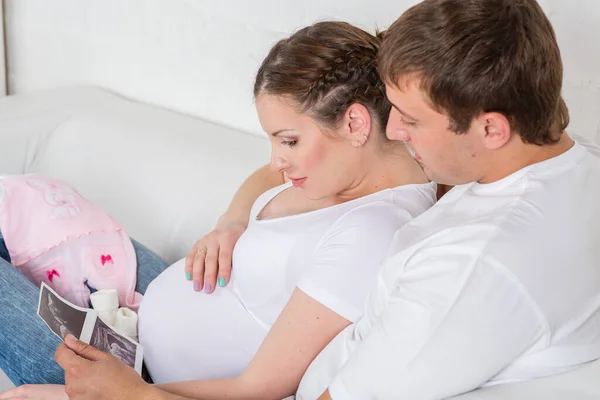 Lycklig Gravid Familj Med Ultraljud Bild Deras Framtida Barn Sitter — Stockfoto