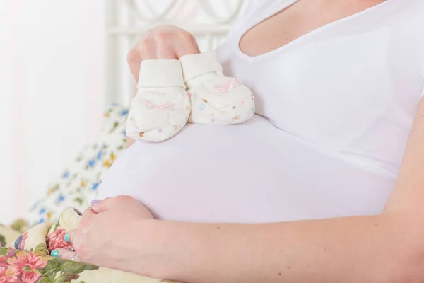 Pregnant Woman Children Bootees Sits Bed Room — Stockfoto