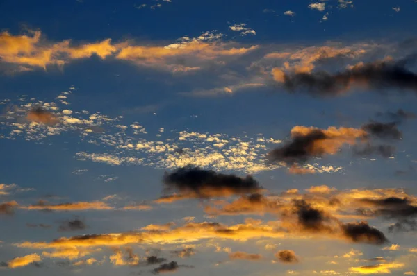 Felhőtáj Színes Felhők Naplementekor Óceán Közelében — Stock Fotó
