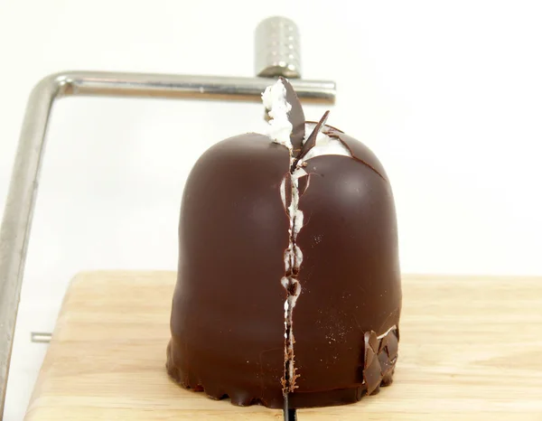 Schokoladenkuchen Mit Eis Auf Weißem Hintergrund — Stockfoto