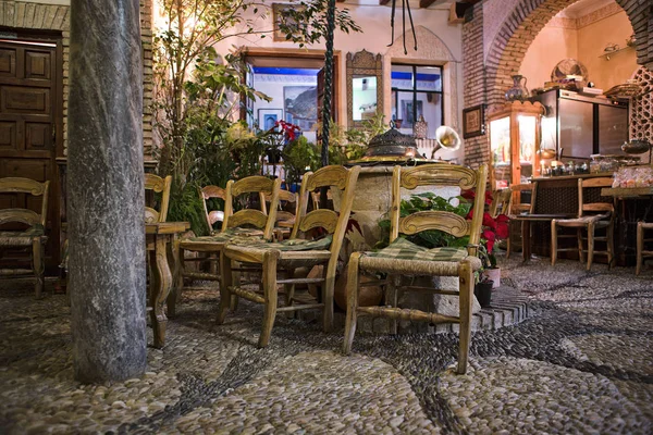 西班牙科多巴茶店 放置在一个传统的露天庭院里 — 图库照片