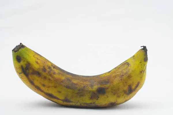 Banane Saine Très Mûre Sur Fond Blanc — Photo