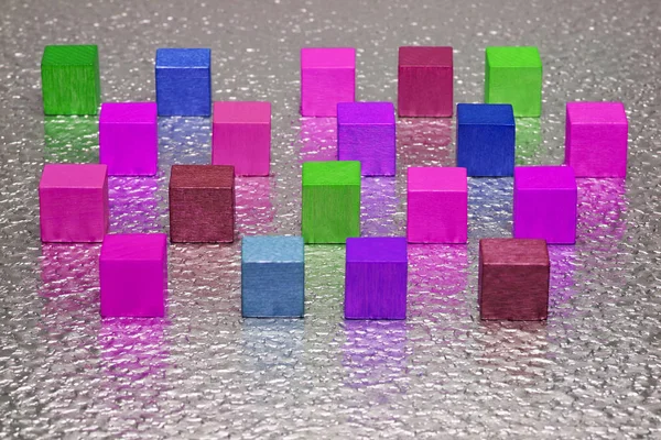 Cubos Madeira Coloridos Estão Uma Placa Metal — Fotografia de Stock