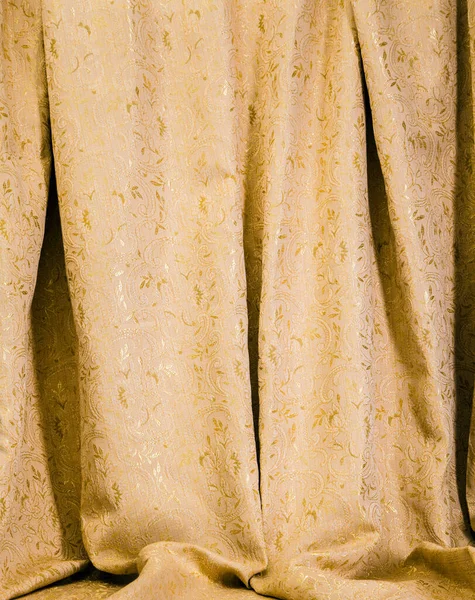 Pendentes Cortinas Damasco Ouro Com Padrão Luxuoso Folhas Acanto Brilhantes — Fotografia de Stock