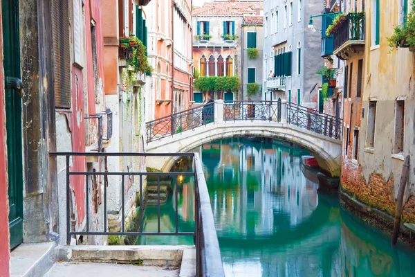 이탈리아 베니스의한 운하를 가로지르는 아름다운 — 스톡 사진