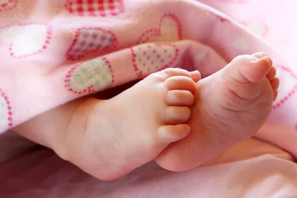 Babys Süße Füße Vor Rosa Hintergrund — Stockfoto