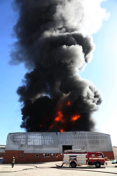 Хранилище Сгорело Интенсивным Пламенем Пожарным — стоковое фото