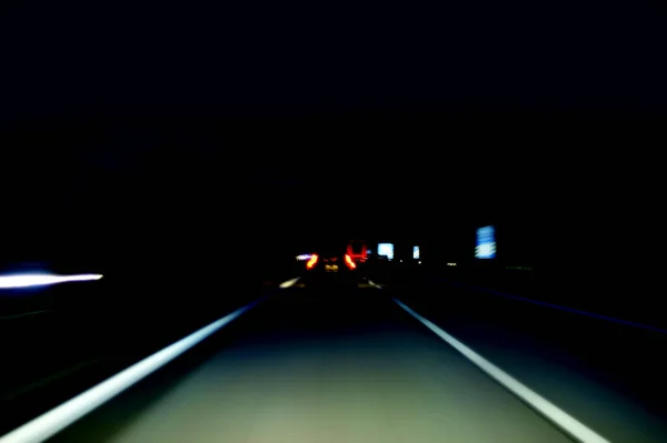 Zdjęcie Nocnej Przejażdżki Autostradzie Światła Rozmywają Się Przez Prędkość — Zdjęcie stockowe