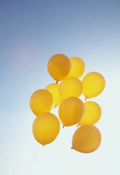 Żółte Balony Wznoszą Się Dołu Widoczne Słonecznym Błękitnym Niebie — Zdjęcie stockowe