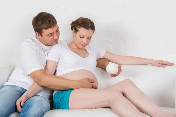 Jonge Zwangere Vrouw Haar Man Met Cosmetische Crème Zitten Een — Stockfoto