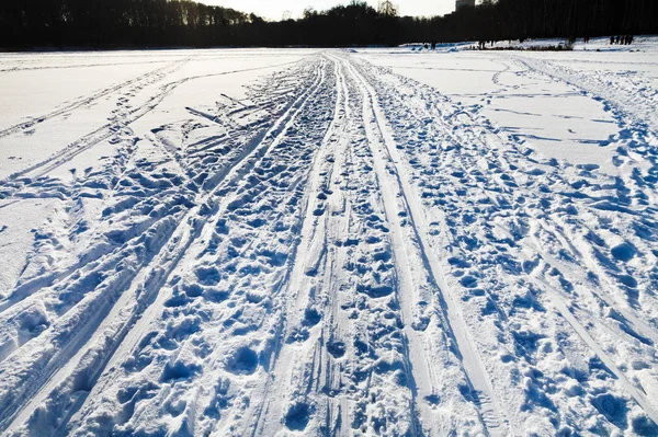 Campo Nevado Com Pistas Esqui Frio Inverno Dia Ensolarado — Fotografia de Stock