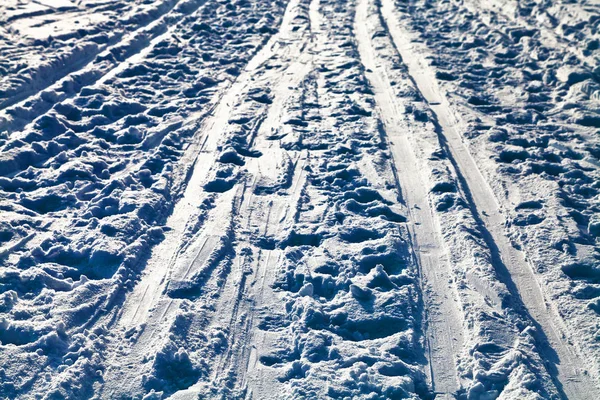 Μονοπάτια Για Σκι Στο Χιονισμένο Πεδίο Κρύο Βράδυ Του Χειμώνα — Φωτογραφία Αρχείου