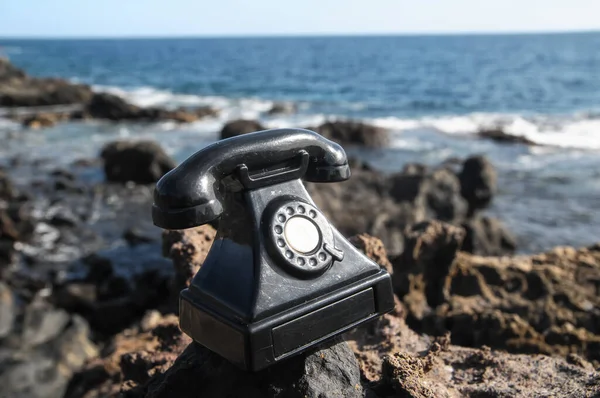 Международная Коммуникационная Винтажная Телефонная Игрушка Вулканических Скалах — стоковое фото