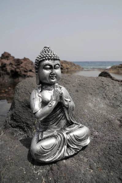 Gammel Grå Buddha Statue Nær Havet – stockfoto