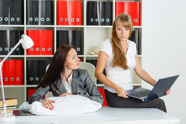 Müde Junge Geschäftsfrau Schläft Arbeitsplatz Büro Ein Anderer Mitarbeiter Hat — Stockfoto