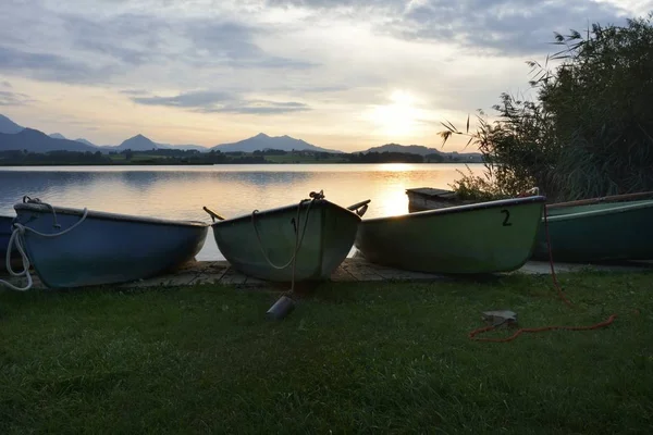 Łodzie Nad Jeziorem Alpach Allgaeu Bawaria Niemcy Podczas Zachodu Słońca — Zdjęcie stockowe