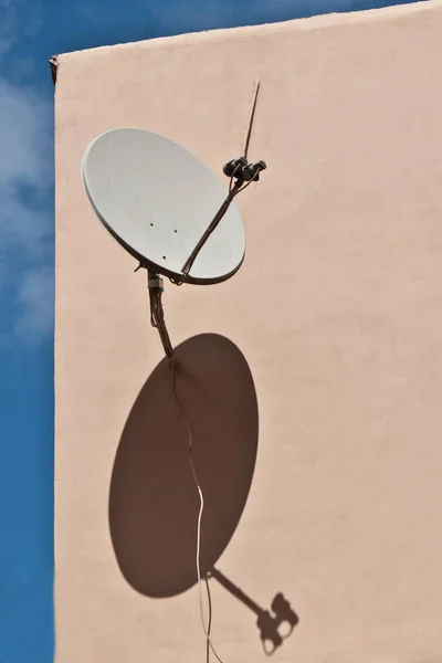 Satellite Dish Roof House — Stock Photo, Image