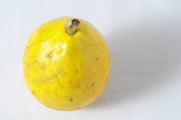 Mycket Mogen Friska Guayaba Vit Bakgrund — Stockfoto