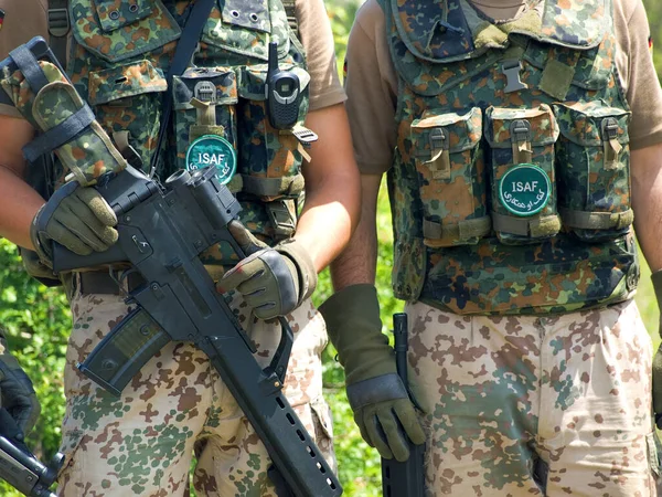 Bundeswehr Soldiers Camouflage Uniform Holding Rifles — ストック写真