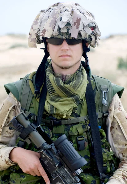 Soldaat Woestijn Uniform Met Zijn Geweer — Stockfoto
