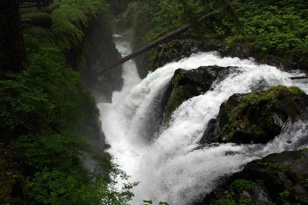 Schöner Wasserfall Auf Naturhintergrund — Stockfoto