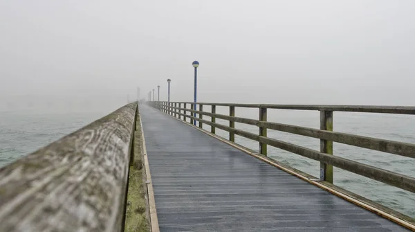 Mlha Blickim Nad Dřevěným Mola Zingst Německo — Stock fotografie