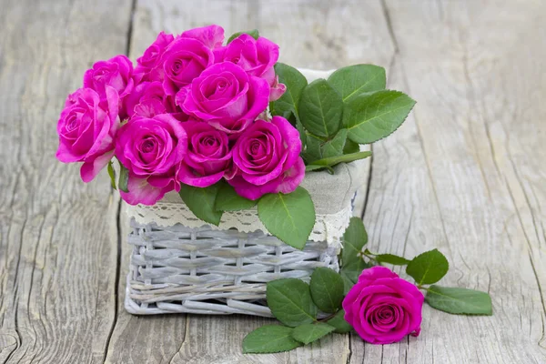 Розовые Розы Корзине — стоковое фото