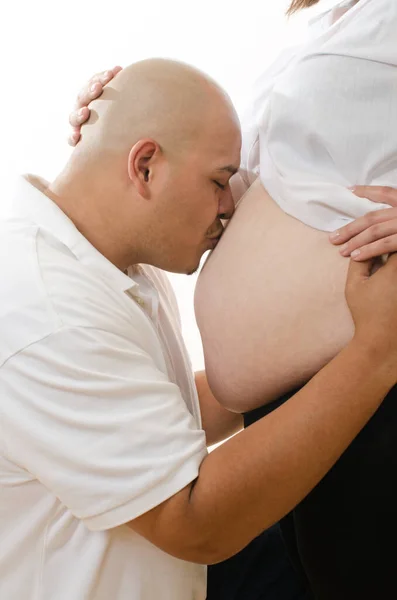 可愛いですラテン系アメリカ人妊娠カップル — ストック写真