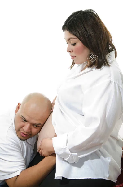 Tatlı Latin Amerikalı Hamile Çift — Stok fotoğraf