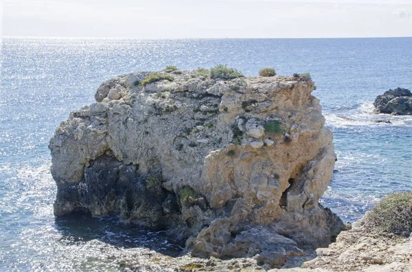 Mała Przybrzeżna Skała Pobliżu Syrakuz Sycylia — Zdjęcie stockowe