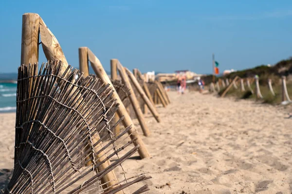 Кусок Забора Пляже Голубое Небо Песок — стоковое фото