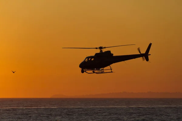 Helikopter Lecący Niebie Zachodzie Słońca — Zdjęcie stockowe