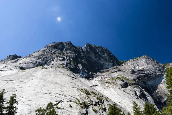 Dolina Yosemite Widokiem Formację Skalną Pod Błękitnym Niebem Parku Narodowym — Zdjęcie stockowe