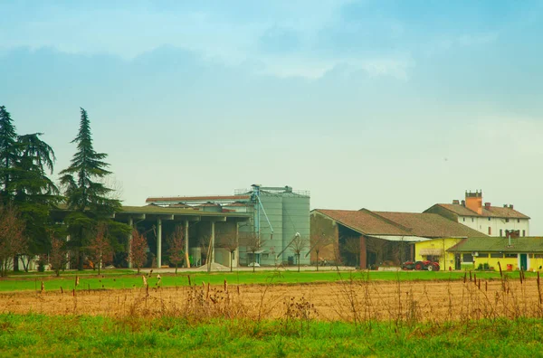 Indústria Rural Com Silos Edifícios Sob Céu Azul — Fotografia de Stock