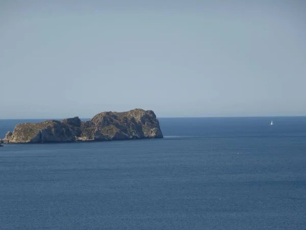 Denizde Yalnız Bir Kaya — Stok fotoğraf