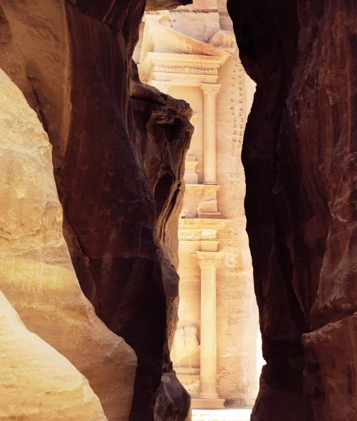 Den Första Glimten Petra Som Närmar Sig Genom Slot Canyon — Stockfoto