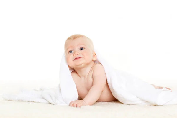 Dolce Bambino Piccolo Con Asciugamano Trova Sul Plaid Uno Sfondo — Foto Stock