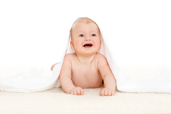 Γλυκό Μωράκι Πετσέτα Ξαπλώνει Στο Καρό Λευκό Φόντο — Φωτογραφία Αρχείου