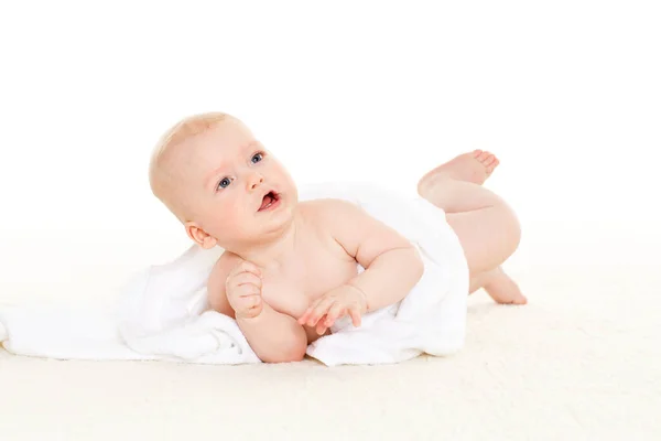 Doce Bebê Pequeno Com Toalha Encontra Planície Fundo Branco — Fotografia de Stock