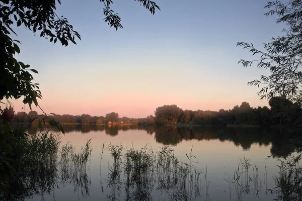 Stille Avond Kleurrijke Zonsondergang Aan Het Meer Zomer — Stockfoto