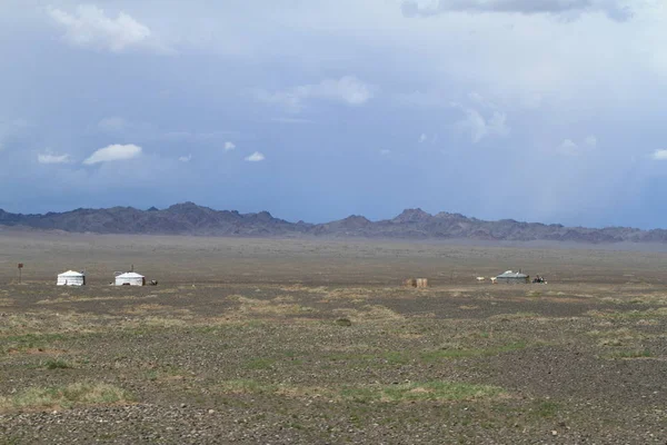 고비사막 몽골리아에 유르트와 정착지 — 스톡 사진
